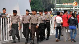 Beberapa aparat kepolisian terlihat berjaga mengamankan laga Indonesia U19 vs Korea Selatan yang berlangsung di Stadion GBK Jakarta, Sabtu (12/10/13) (Liputan6.com/Helmi Fithriansyah)
