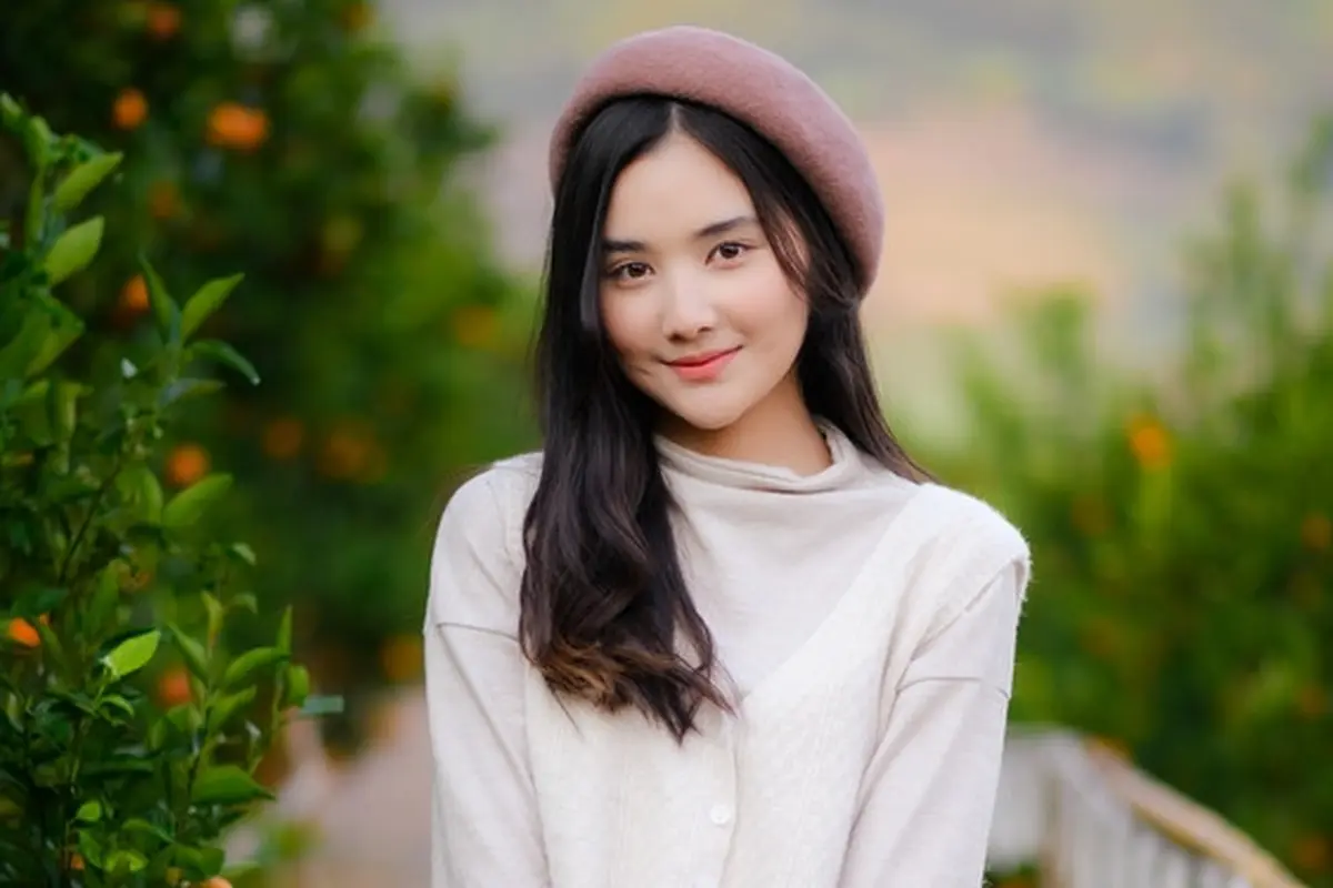 tersenyum manis kalem