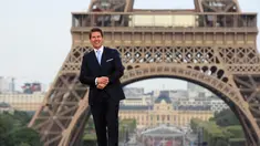 Aktor ganteng, Tom Cruise berpose setibanya di World premiere film terbarunya, Mission: Impossible Fallout di Paris, Kamis (12/7). Mission: Impossible 6 tersebut merupakan sekuel salah satu film yang paling dinantikan tahun ini. (AP/Thibault Camus)
