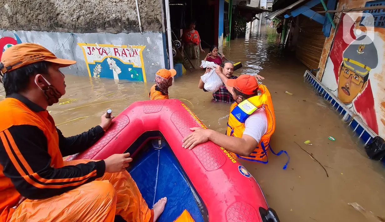 Petugas PPSU memberi bantuan nasi bungkus kepada warga yang bertahan saat banjir di kawasan pemukiman Jalan Bango, Pondok Labu, Jakarta Selatan, Sabtu (20/2/2021). Banjir akibat luapan Kali Krukut yang melanda sejak semalam menyebabkan pemukiman tergenang hingga dua meter. (merdeka.com/Arie Basuki)