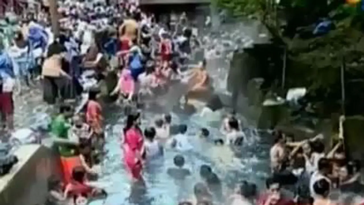 Pengunjung Pemandian Air Panas Guci 