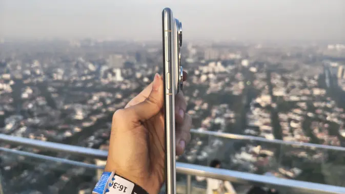 <p>Tampak sisi kanan Huawei Pura 80 Pro. (Liputan6.com/ Anka Fergy Agustian)</p>