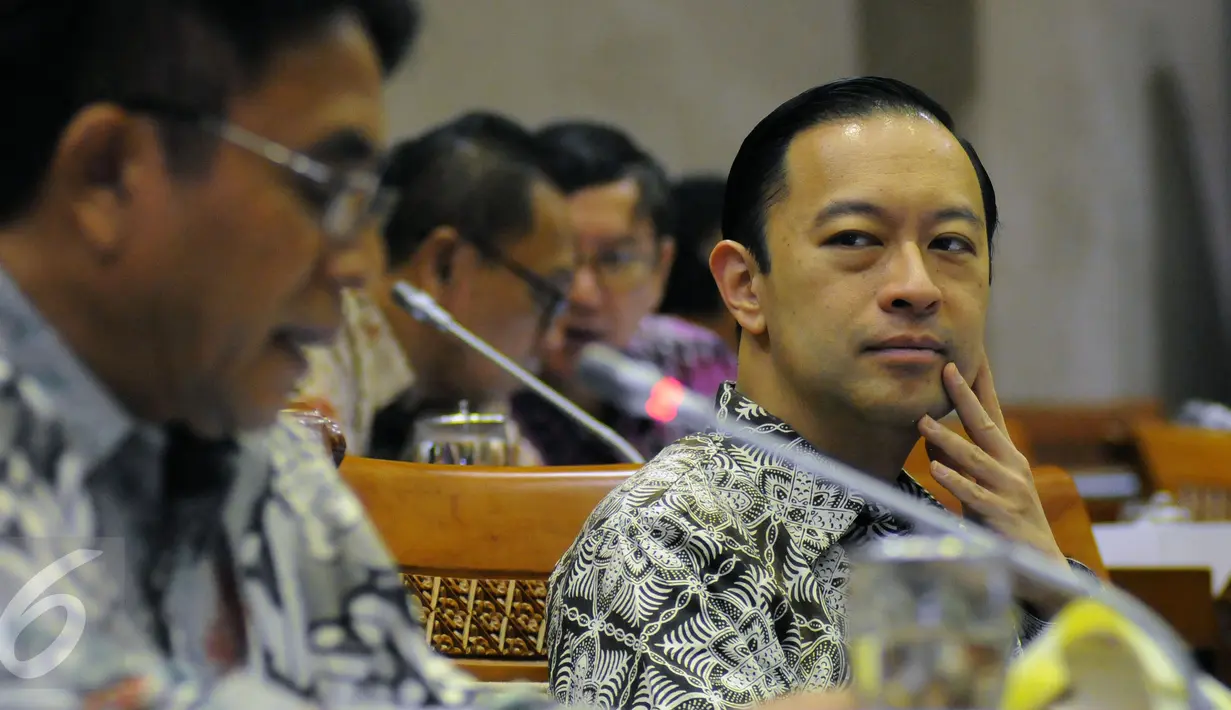 Mendag, Thomas Trikasih Lembong (kanan) menyimak pendapat perwakilan Kementerian Perindustian saat RDP dengan Komisi VI DPR RI di Kompleks Parlemen, Jakarta, Kamis (26/11/2015). RDP membahas perdagangan gula rafinasi. (Liputan6.com/Helmi Fithriansyah)