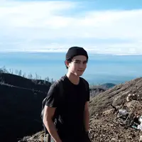 Giulio Parengkuan, aktor remaja yang juga bermain di film Dilan 1990 ini pun tengah menjadi sorotan  publik, terutama para gadis remaja. Hal yang membuatnya banyak disorot adalah ketampanannya. (Instagram/giulioparengkuan)