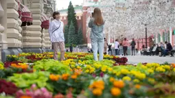 Orang-orang mengambil foto dalam festival bunga tahunan di pusat perbelanjaan GUM di dekat Lapangan Merah, pusat Kota Moskow, Rusia, pada 15 Juli 2020. Sekitar 200.000 bunga ditanam di dalam dan luar pusat perbelanjaan tersebut pada tahun ini. (Xinhua/Alexander Zemlianichenko Jr)