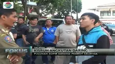 Pengemudi ojek online di Salatiga, Jawa Tengah ini diserahkan oleh ratusan sopir angkot ke kantor Pemkot. Apa sebabnya?
