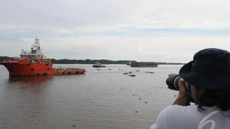 Warga Antusias Lihat Ekor Pesawat AirAsia QZ8501