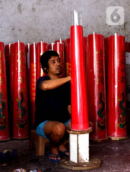 Pekerja menyelesaikan pembuatan lilin di Karawaci, Kota Tangerang, Banten, Jumat (28/1/2022). Jelang Hari Raya Imlek, produksi lilin yang dijual dari harga Rp14 ribu hingga Rp20 juta tersebut meningkat hingga lima kali lipat dibanding hari biasanya. (Liputan6.com/Angga Yuniar)