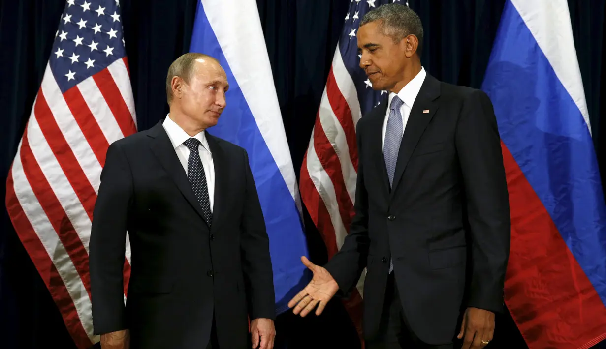 Presiden AS, Barack Obama mengulurkan tangannya kepada Presiden Rusia, Vladimir Putin saat bertemu pada Sidang Umum PBB di New York, Senin (28/9/2015). (REUTERS/Kevin Lamarque)