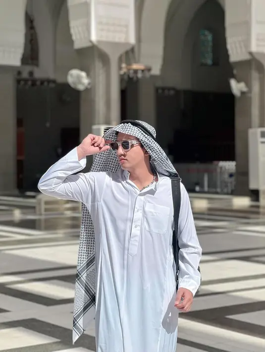 Tampil dengan mengenakan sorban dan kacamata hitamnya, pemain film Dealova 2 ini juga berkunjung ke Masjid Quba. Ia mengatakan bahwa jika salat di sini, pahalanya sama seperti melakukan umrah. (Liputan6.com/IG/@harrisvriza)