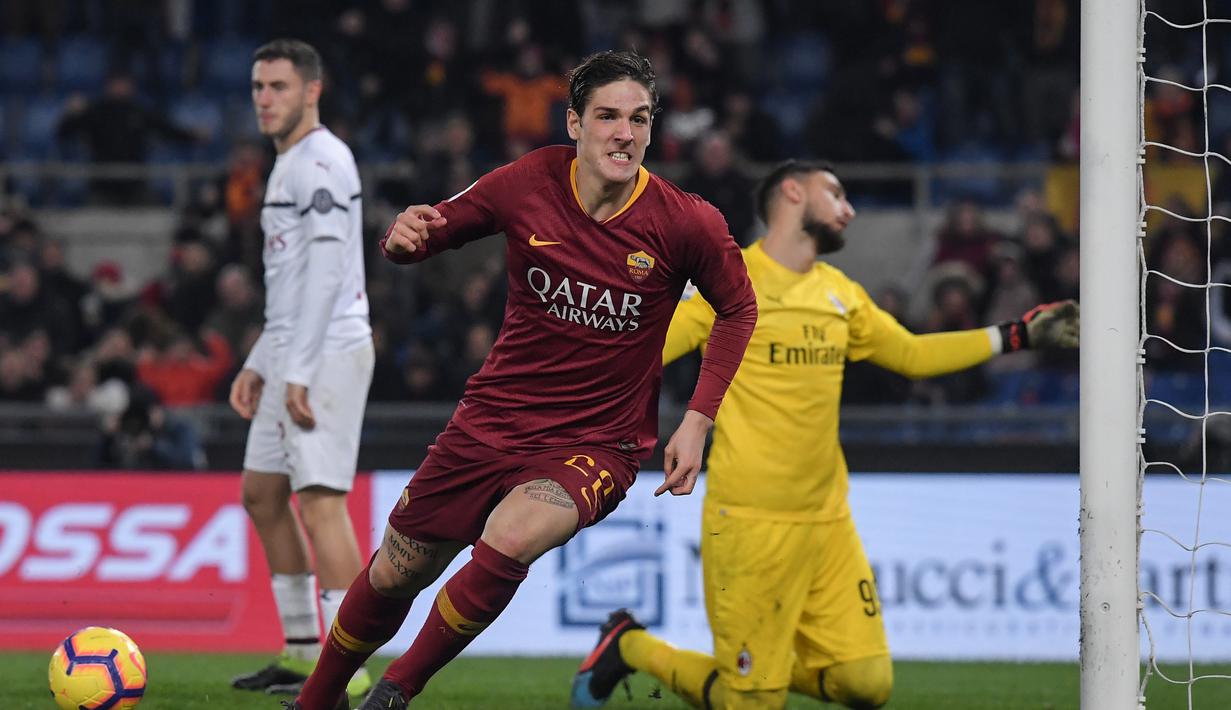 Selebrasi gol pemain AS Roma Zaniolo di menit ke-46 pada laga lanjutan Serie A yang berlangsung di stadion Olimpico, Roma, Senin (4/2). AC Milan imbang 1-1 kontra AS Roma. (AFP/Tiziana Fabi)
