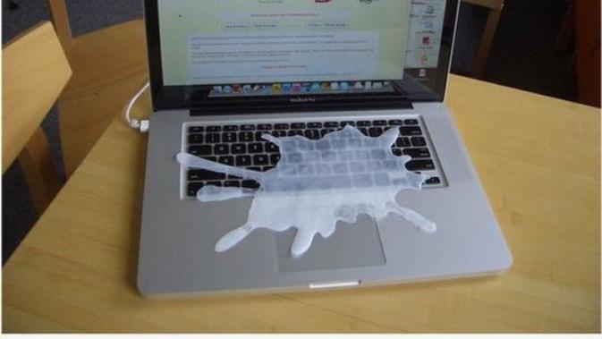 Air tumpah di keyboard laptop. (Via: instructables.com)