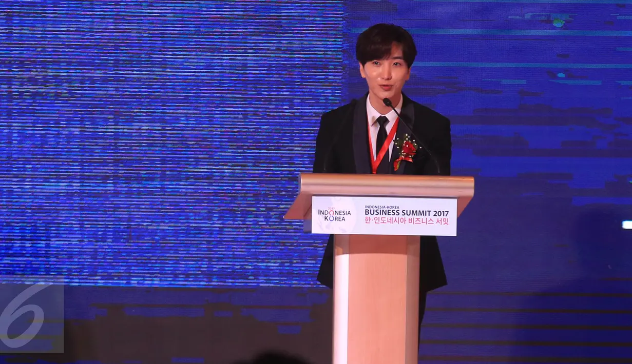 Leeteuk saat menjadi pembicara dalam acara Indonesia-Korea Business Summit 2017 di Hotel Shangri-La, Jakarta, Selasa (14/3). Boyband asal Korsel Super Junior alias Suju bakal kembali menggelar konser di Indonesia. (Liputan6.com/Herman Zakharia)