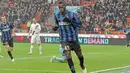 Saat bermain untuk Inter Milan, Mario Balotelli, tidak pernah takut menyatakan dirinya Milanisti, terbukti dia sering tampil dengan jersey AC Milan dihadapan publik. (EPA/Matteo Bazzi)