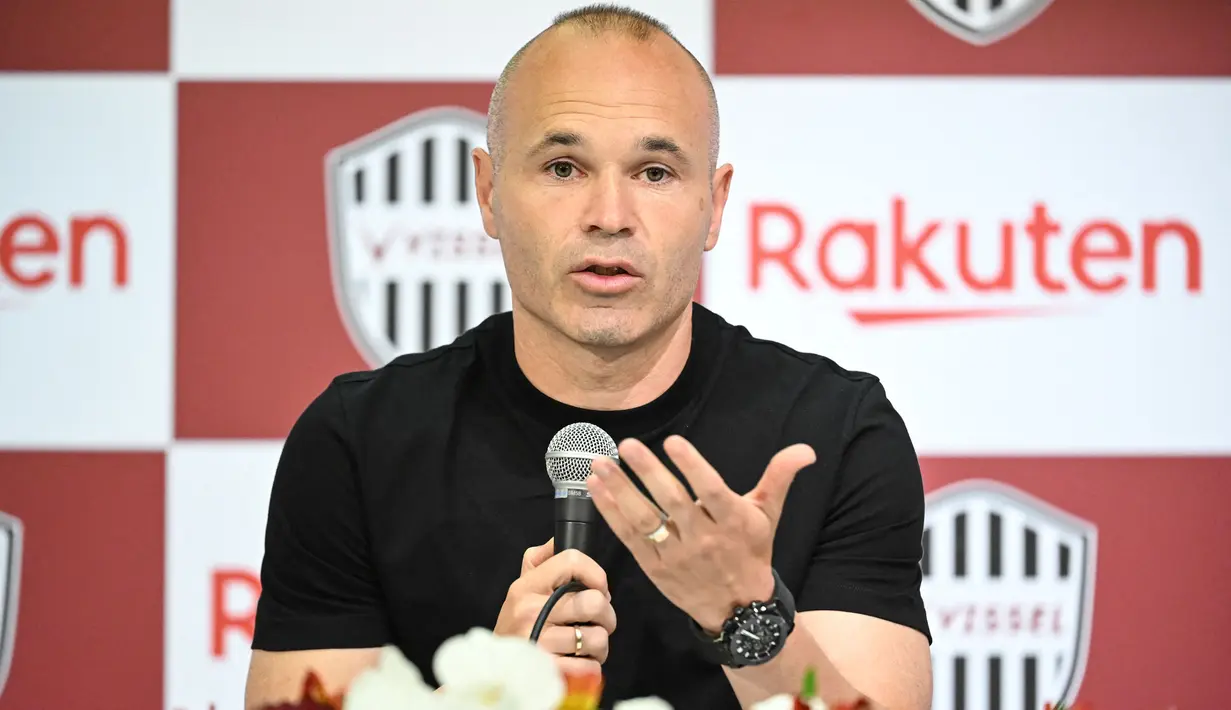 Pemain Vissel Kobe, Andres Iniesta memberikan keterangan saat konferensi pers mengenai kepergian dirinya dari klub yang berlangsung di Kobe, 25 Mei 2023 waktu setempat. (AFP/Yuichi Yamazaki)