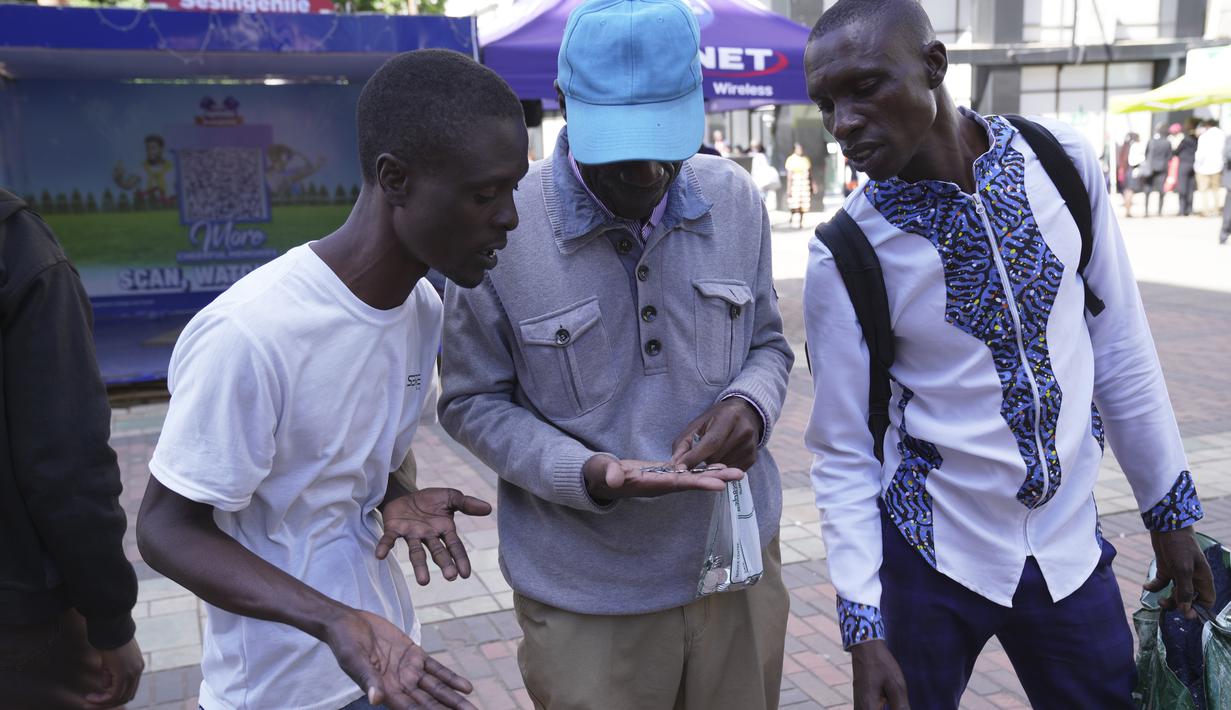 Pemerintah sebelumnya telah melontarkan berbagai ide untuk menggantikan dolar Zimbabwe, termasuk memperkenalkan koin emas untuk membendung inflasi dan bahkan mencoba mata uang digital. (AP Photo/Tsvangirayi Mukwazhi)
