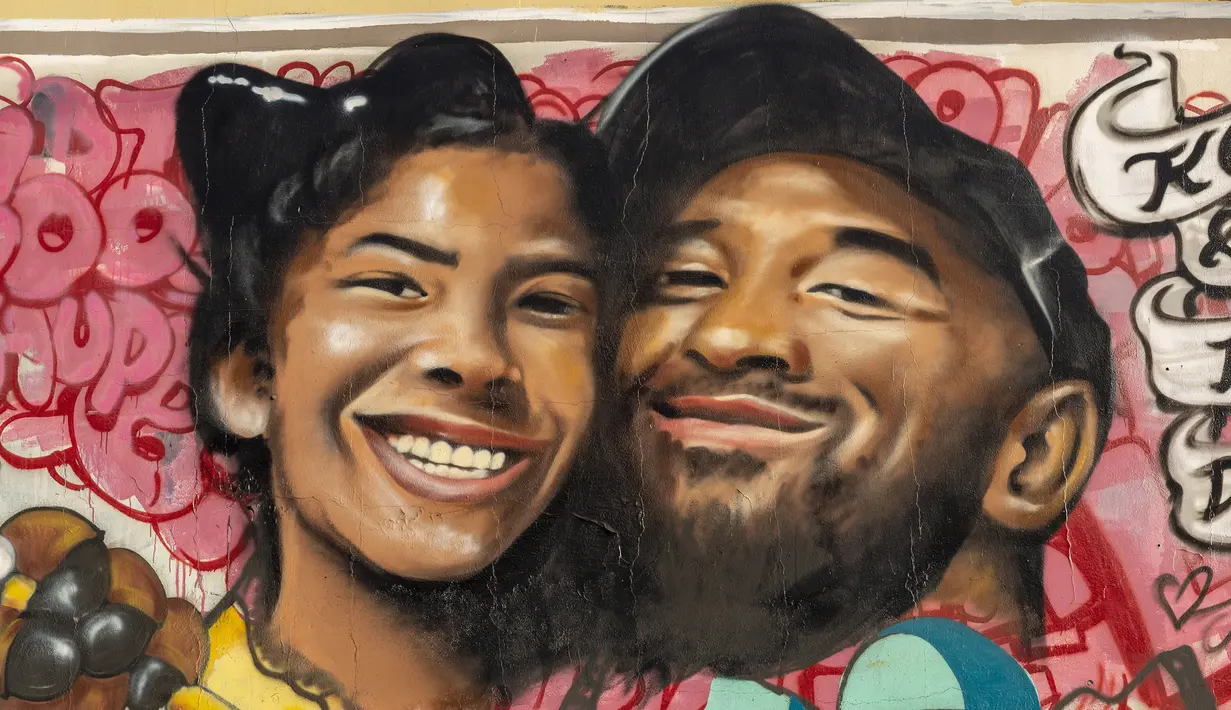 Mural karya seniman Muck Rock dan Mr79lts memperlihatkan gambar Kobe Bryant dan putrinya, Gianna Bryant di Los Angeles, Senin (27/1/2020). Pemain basket legendaris NBA Kobe Bryant bersama putrinya, Gianna meninggal dunia dalam kecelakaan helikopter pada Senin (27/1). (DAVID MCNEW/GETTY IMAGES/AFP)