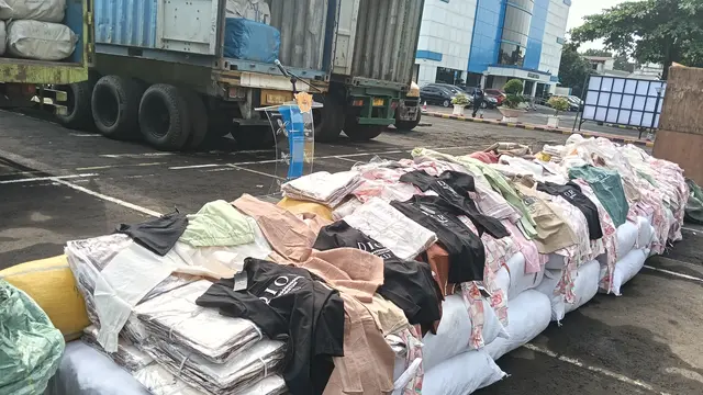 Ditjen Bea Cukai menindaki upaya peredaran produk garmen atau pakaian ilegal, melalui dua operasi penindakan. (Foto: Liputan6.com/Maulandy R)