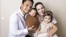 Foto keluarga Randy Pangalila bersama putranya yang baru lahir, Asher (Foto: instagram creatinkmoments/randpunk)