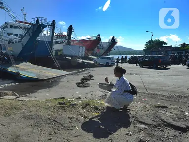 Umat Hindu Dharma menghaturkan sesaji di depan dermaga kapal penyeberangan pada H-3 Lebaran Idul Fitri di Pelabuhan Gilimanuk, Bali, Rabu (19/4/2023). (merdeka.com/Arie Basuki)