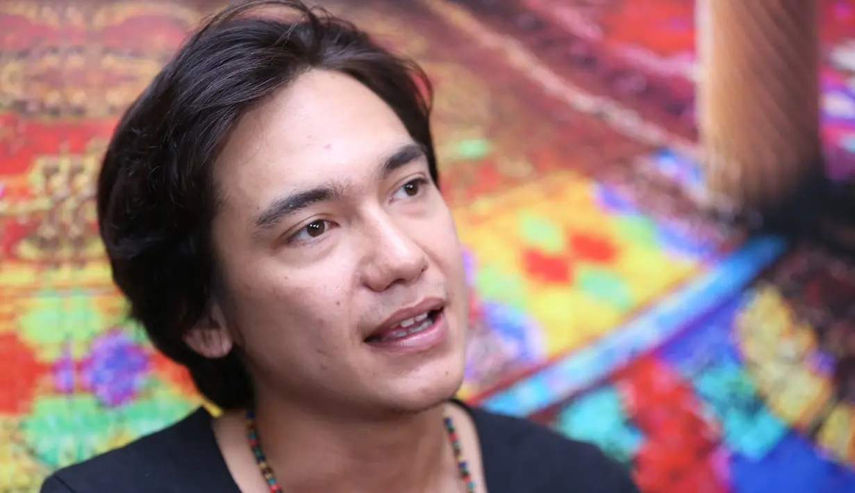 Adipati Dolken menjelaskan terkait konsep rumah yang sedang di garap. Rumah impian yang memiliki nuansa berbeda di setiap lantainya. Hal itu menurutnya diambil dari filosofi fase hidup yang dilewati. (Adrian Putra/Bintang.com)