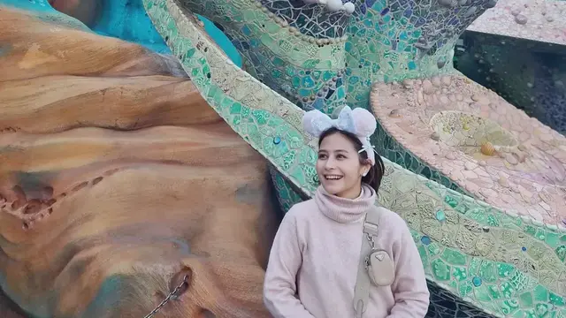 Gaya Prilly Latuconsina & Omara Esteghlal Liburan di Tokyo DisneySea, Couple Kompak Pakai Winter Outfit Baby Pink yang Manis