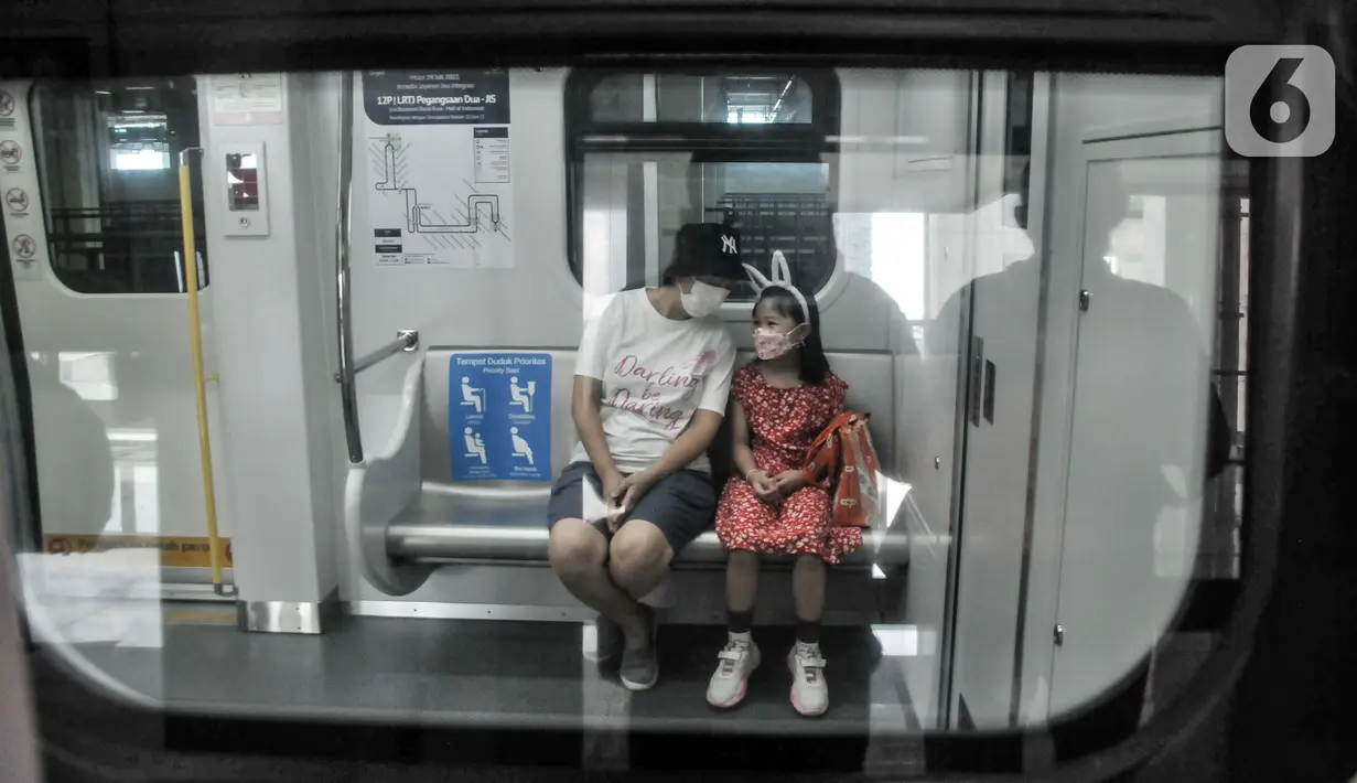 Penumpang duduk dalam gerbong kereta Light Rail Transit (LRT) Jakarta, Selasa (24/1/2023). Melalui kampanye #NyamankanJakarta, LRT Jakarta ingin mewujudkan pelayanan transportasi publik yang prima dengan menumbuhkan rasa aman, nyaman, dan ramah lingkungan bagi para pengguna. (merdeka.com/Iqbal S. Nugroho)