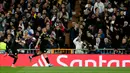 Pemain Manchester City Gabriel Jesus (kanan) merayakan golnya ke gawang Real Madrid pada leg pertama babak 16 Liga Champions di Stadion Santiago Bernabeu, Madrid, Spanyol, Rabu (26/2/2020). Manchester City menang 2-1. (AP Photo/Manu Fernandez)