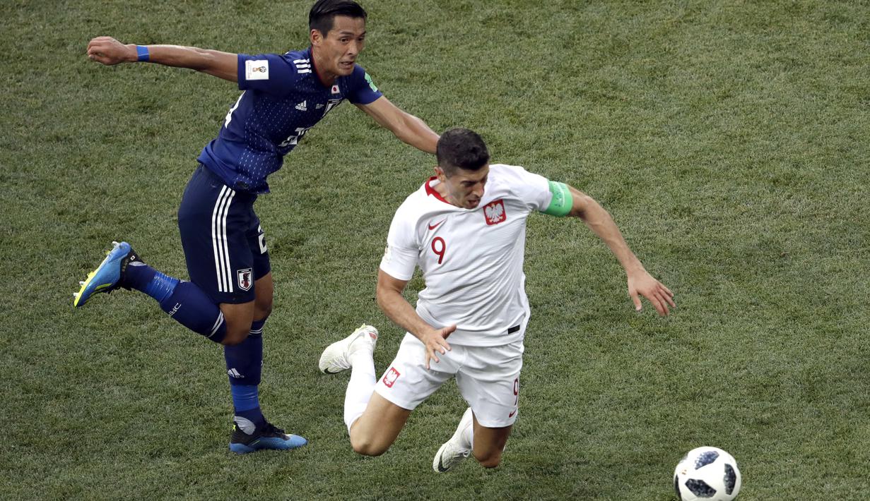 Pemain Jepang, Tomoaki Makino (kiri) berebut bola dengan pemain Polandia, Robert Lewandowski pada laga terakhir grup H di Volgograd Arena, Volgograd, Rusia (28/6/2018). Jepang kalah 0-1 dari Polandia. (AP/Themba Hadebe)