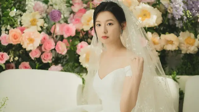 Pesona Kim Ji Won Kenakan Gaun Pengantin Putih