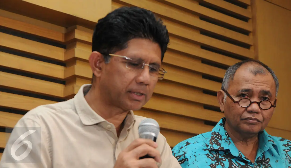 Pimpinan KPK, Agus Rahardjo (tengah) bersama Wakil Pimpinan KPK, Laode M Syarif (kiri) saat koferensi pers terkait suap pengadaan 50 mesin pesawat Garuda Indondesia, Jakarta, Kamis (19/1).  (Liputan6.com/Helmi Afandi)