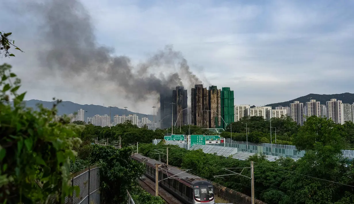 Insiden ini menjadi salah satu kebakaran terbesar yang pernah terjadi di Hong Kong dalam beberapa tahun terakhir. Tampak dalam foto, asap mengepul setelah kebakaran terjadi di Wang Fuk Court, sebuah perumahan di distrik Tai Po, Wilayah Baru Hong Kong, Kamis 27 November 2025. (AP Photo/Chan Long Hei)