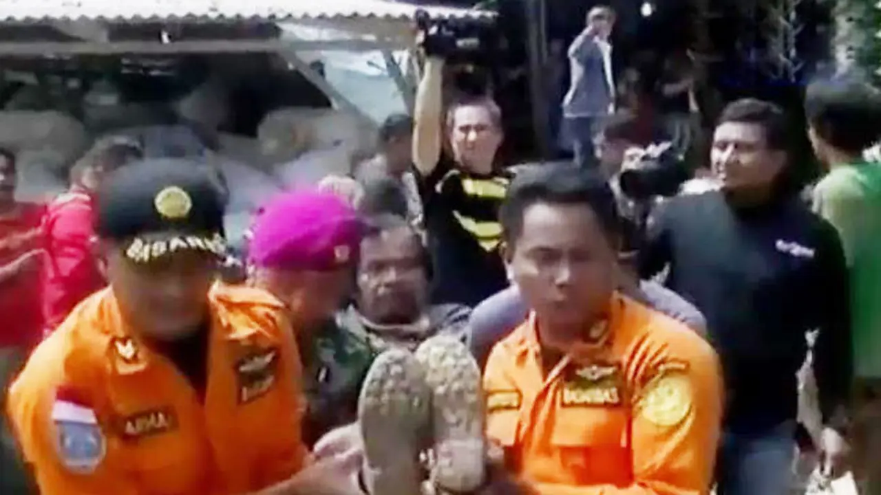 Evakuasi Penambang Emas Terjebak Longsor