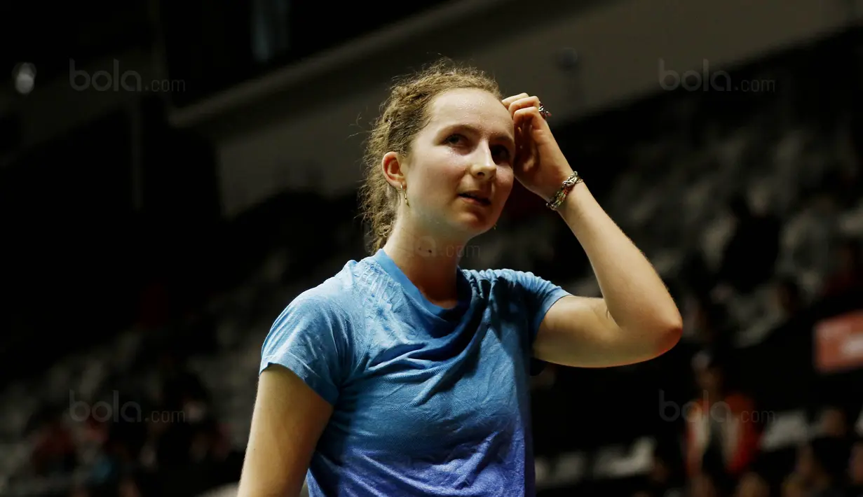 Pebulutangkis Denmark, Sofie Holmboe Dahl, saat melawan  Indonesia, Gregoria Mariska, pada laga Indonesia Masters 2018 di Istora Senayan, Selasa (23/1/2018). Gregoria menang 21-12 dan 21-13 atas Sofie Holmboe. (Bola.com/M Iqbal Ichsan)