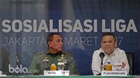 Berlinton Siahaan (kanan) didapuk sebagai nahkoda untuk suksesnya pelaksanaan Liga 1 Indoneisa di Gedung Kostrad, Jakarta, Kamis (16/3/2017). Liga 1 Indonesia rencananya bergulir pada tanggal 15 April 2017. (Bola.com/Nicklas Hanoatubun)