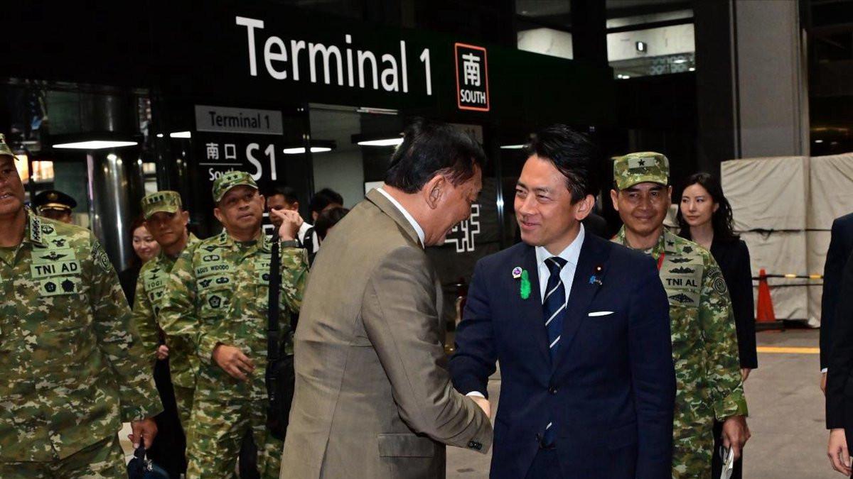 Transit di Bandara Narita, Menhan Sjafrie Sempatkan Diskusi dengan Menhan Jepang