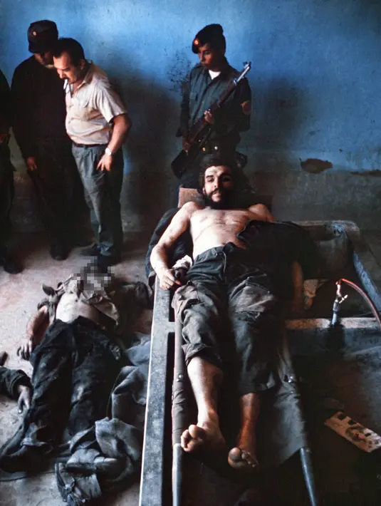 Berkas foto yang diambil pada 10 Oktober 1967 menunjukkan jenazah Ernesto "Che" Guevara yang terbaring di sebuah tempat cuci piring di desa Valle Grande, Bolivia. (AFP Photo/Marc Hutten)