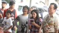 Warga mengamati proses penghitungan surat suara Pilkada DKI 2017 di TPS 01, Pasar Baru, Jakarta, Rabu (15/2). Pilkada serentak dilaksanakan di 101 daerah termasuk DKI Jakarta. (Liputan6.com/Immanuel Antonius)