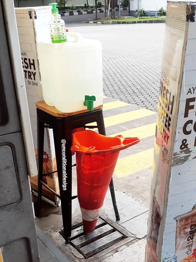 10 Potret Lucu Fungsi Lain dari Traffic Cone, Ternyata Tak Sekadar Pembatas Jalan Berita