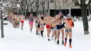Para peserta bertelanjang dada saat mengikuti Underpants Run di tepi sungai Danube, Serbia pada 26 Januari 2019. Peserta berlari hanya dengan mengenakan pakaian dalam di tengah suhu yang mendekati 0 derajat Celcius. (AP/Darko Vojinovic)