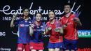 Pebulu tangkis ganda campuran China, Zheng Si Wei/Huang Ya Qiong foto bersama dengan wakil Jepang, Yuta Watanabe/Arisa Higashino usai menjuarai Indonesia Open 2022. (Bola.com/Bagaskara Lazuardi)