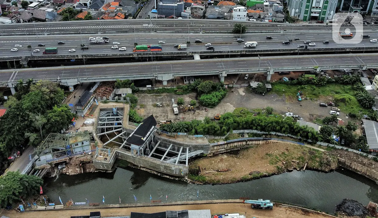 Pandangan udara proyek pembangunan sodetan Kali Ciliwung di Banjir Kanal Timur (BKT), Jakarta Timur, Senin (20/2/2023). Progres pembangunan sodetan Kali Ciliwung menuju BKT sudah mencapai 62 persen. Proyek yang menelan biaya mencapai Rp1,2 triliun ini ditargetkan berfungsi paling lambat April 2023. (merdeka.com/Iqbal S Nugroho)