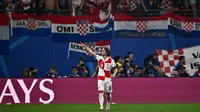 Gelandang Kroasia, Luka Modric, merayakan gol yang dicetaknya ke gawang Italia dalam laga Grup B Euro 2024 di Leipzig Stadium, Selasa (25/6/2024) dini hari WIB. (GABRIEL BOUYS / AFP)