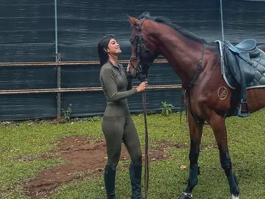 Melalui akun Instagram pribadinya, siapa yang menyangka jika Raya Kohandi begitu menggemari olahraga berkuda. Dirinya juga memiliki diketahui memiliki kuda pribadi dan kerap mengunggahnya di media sosial. (Liputan6.com/IG/@rayakohandi244)
