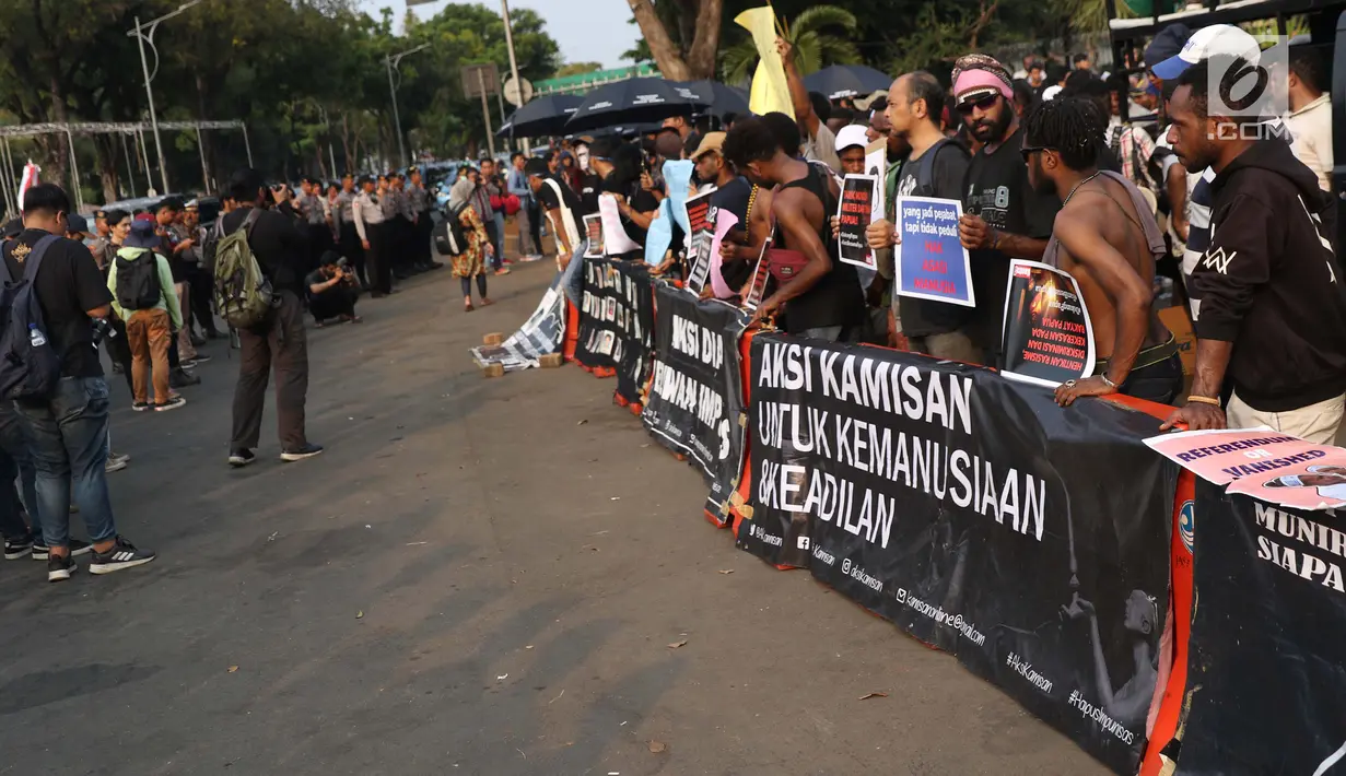 Peserta Aksi Kamisan ke-598 saat berunjuk rasa di depan Istana Merdeka, Jakarta, Kamis (22/8/2019). Aksi Kamisan ke-598 mengangkat permasalahan dan meminta pemerintah menghentikan kasus Rasisme, Kekerasan dan Diskriminasi yang terjadi di Papua. (Liputan6.com/Helmi Fithriansyah)