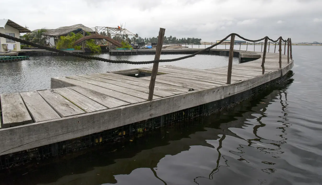 Gambar pada Agustus 2019, pemandangan resor di pulau buatan dari sampah plastik daur ulang di Laguna Ebrie di Abidjan, Pantai Gading. Eric Becker asal Prancis membangun sebuah pulau terapung dari sekitar 700.000 sampah plastik daur ulang yang dikumpulkan di daerah sekitarnya. (ISSOUF SANOGO/AFP)