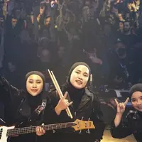 Band Mental Voice of Baceprot Kenakan Tenun Garut saat Manggung di Prancis dan Jawaban Menohok Soal Hijab/dok. Instagram @ Voiceofbaceprot