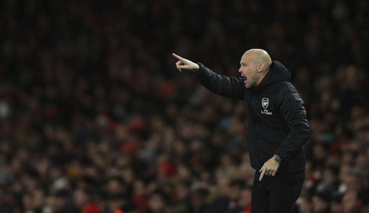 Pelatih sementara Arsenal, Freddie Ljungberg memberikan instruksi kepada para pemainnya saat bertanding melawan Manchester City pada lanjutan Liga Inggris di di Stadion Emirates, London (15/12/2019). City menang telak atas Arsenal 3-0. (AP Photo/Ian Walton)