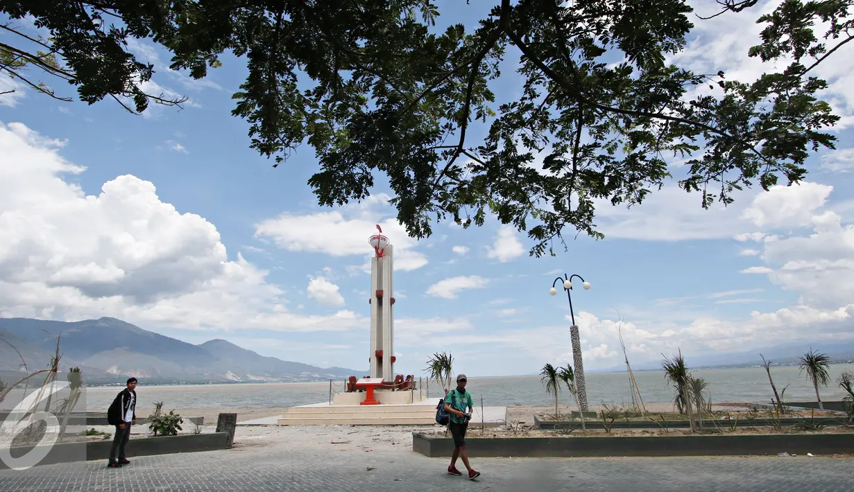 Warga saat berada di sekitar Pantai Talise, Palu, Sulawesi Tengah, Selasa (8/3). Pantai tersebut menjadi pilihan warga untuk menyaksikan Gerhana Matahari Total. (Liputan6.com/Immanuel Antonius)