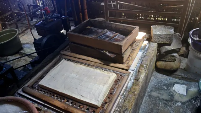 Pengrajin tahu di Kalisari, Cilongok, Banyumas memperkecil ukuran tahu untuk menyiasati harga kedelai yang membumbung tinggi. (Foto: Liputan6.com/Muhamad Ridlo)